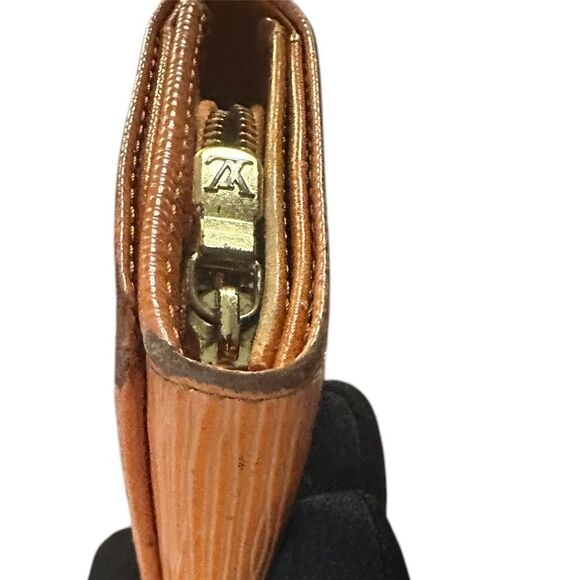 Authentic Louis Vuitton epi leather snap wallet. Orange. - Picture 6 of 16